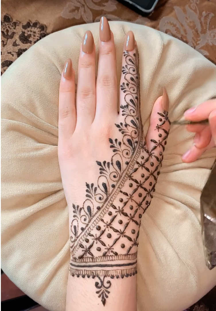 Replying to @𝙄𝘽𝙍𝘼𝙃𝙄𝙈, • 𝙆𝙄𝙉𝙂 DM for bookings in Faisalabad homeservice available @HOOR BRANDED CL @مہندی کا جھاں 🌎😍♥️ @Henna by Laraib FSD🥀🔥🎈 @henna by zainab♥️🤗 chishtian #mehndidesign #viral?videotiktok😇😇 #foryoupage #mehndilove #viralvideo 