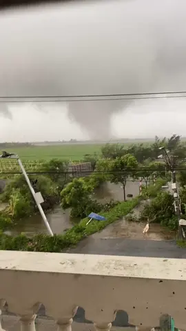 Lần đầu tiên thấy lốc soáy tại Ninh Bình bão to quá mọi người ơi 