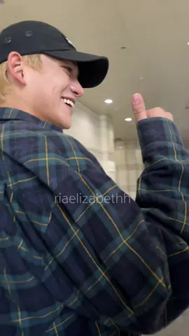AKHIRNYAAAA BS KETEMU LUCAS😭😭🥹🥹🥹❤️❤️❤️gatau brp kali dia bilang makasih huhuuuu dan saltingan bangetttt🥹 you are doing well lucas🫶 항상 응원할게요🍀@LUCAS #LUCAS 