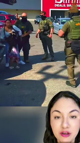 #creatorsearchinsights 🚨Momentos de angustia vivió una niña al ver como agentes de ICE detenían a sus padres al salir de un centro comercial en Chicago‼️##inmigrantes##redadas##deportacion#ice