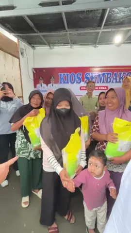 Program bantuan ini memiliki cakupan sangat luas dengan target penerima hingga 18,2 juta keluarga penerima manfaat (KPM) di seluruh Indonesia, sehingga dampaknya bisa dirasakan secara merata. @zul.hasan @Partai Amanat Nasional #zulkiflihasan #partaiamanatnasional #kopdesmerahputih #banturakyat #zulhas 