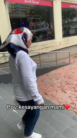 Tudia anak kesayangn mami❤️jgn lupa hampa na…singgah #iriscosmetik …#perfumeRm10iris #Viral ada juai kat sini…mai kaih hampa❤️#setjeragatiris #fyp 
