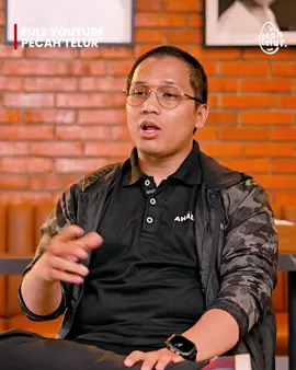 Cara Saya Dapat Ribuan Dollar di Rumah Aja, Modal Hp & Ai Kerja dari rumah, dibayar ribuan dolar, cuma modal HP dan AI ternyata bukan mimpi. Mas Rizki Ramadan, seorang guru SMK yang kini juga founder komunitas Creative Leap AI, membuktikan kalau teknologi bisa membuka peluang besar bagi siapa saja. Dari awalnya hanya berbagi ilmu desain sederhana, ia berkembang menjadi freelancer global yang project-nya datang langsung dari klien luar negeri. Uniknya, bukan skill teknis yang jadi kunci, melainkan kreativitas dan kemampuan memanfaatkan AI sebagai “super team” yang siap membantu kapan saja. Jangan lewatkan insight dan tips berharga dari Mas Rizki, karena bisa jadi inilah awal perjalanan baru kamu di dunia kreatif berbasis AI. Simak cerita lengkapnya hanya di youtube PecahTelur