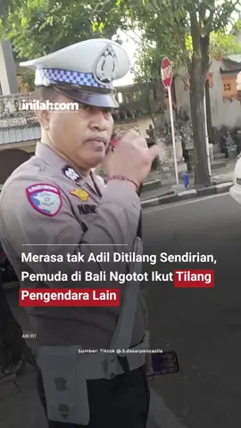 Seorang pria di Bali melalui unggahannya tak diterima saat ditilang dan kunci motornya ditahan oleh polisi lalu lintas. Ia lantas mempertanyakan apa dasarnya atas tindakan tersebut. Tak terima dengan jawaban sang petugas, ia justru ikut menilang pengendara lain yang menurutnya juga melanggar lalu lintas. #InilahNews #Bali #Tilang #Inilahcom #titiktengah #titikcerah 