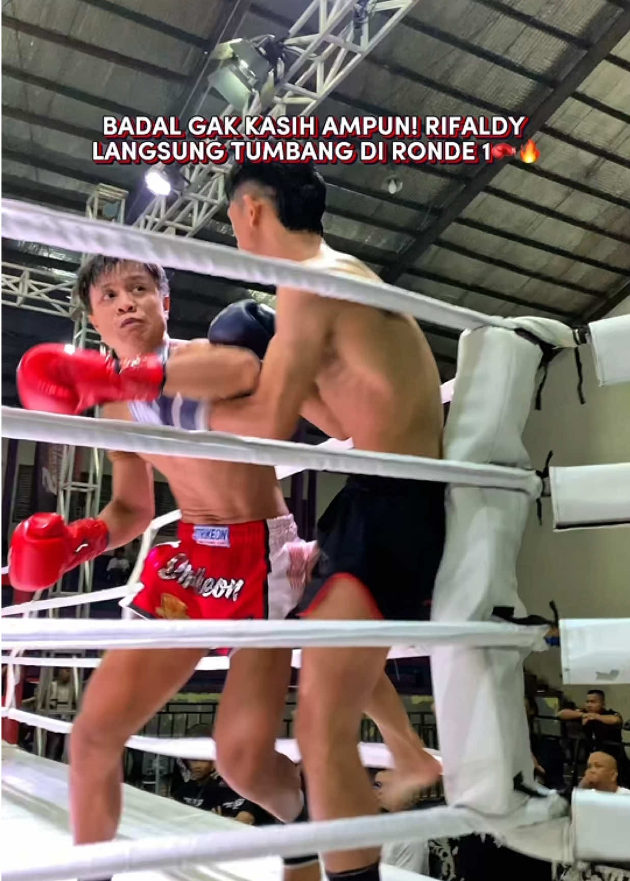 KO tercepat malam ini!🤯🥊 Rifaldy belum sempat panas, Badal udah bikin penonton meledak dengan KO brutal di ronde pertama!🔥 Arena langsung gempar—Badal buktiin kalau sekali pukulannya mendarat, game over!⚡️ #ciamisfightingseries #boxing #kickboxing #freestyleboxing #combatsport    