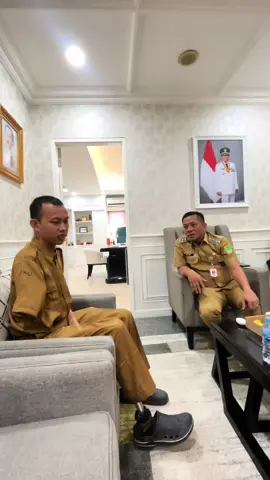 “Sesungguhnya Allah tidak melihat fisik dan harta kalian tetapi Ia melihat hati dan amal kalian”. HR. Muslim. Rodi salah anak disabilitas yang tersengat listrik saat mengecet Masjid di salah satu Ponpes yang ada di wilayah Kecamatan Batujaya tahun 2019 yang saat ini bekerja di Disnakertrans Karawang.  Dibalik keterbatasan dan kekurangannya, ananda Rodi ini masih semangat dalam beribadah. Pada hari jumat bulan lalu, saya bertemu dengan beliau saat solat jumat. Dan ananda Rodi ini ingin sekali berangkat ke tanah suci Mekah.  Dengan izin Allah, saya bisa memberangkatkan untuk mewujudkan impian ananda Rodi untuk menunaikan ibadah umroh.  Sepulang umroh, ananda rodi ini silaturahmi ke ruangan memceritakan kembali ibadah umrohnya dan Qadarullah beliau masuk P3K paruh waktu yang saat ini masih dalam tahap pemberkasan.  Selamat, semangat terus Nak 🤍