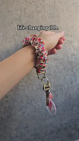 no more digging for those runaway keys when you have your hands full 🙏💃🫶💗🤩 #keyring #keyrings #scrunchie #scrunchiekeyring #trending 