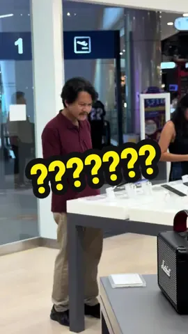 ไหนมาลอง iPhone ใหม่สิ  ขออนุญาตพี่ในคลิปครับ #pov #iphone17promax #viral #apple  #prank 