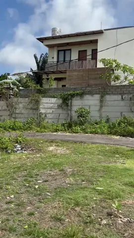 Tenggat waktu pembongkaran tembok penutup akses warga Banjar Adat Giri Dharma, Desa Adat Ungasan, Kuta Selatan, yang direkomendasikan DPRD Bali jatuh pada Senin (29/9). Namun, hingga hari itu berakhir, dari pantauan di lapangan tembok yang didirikan manajemen Garuda Wisnu Kencana (GWK) masih berdiri tanpa ada tanda-tanda eksekusi.