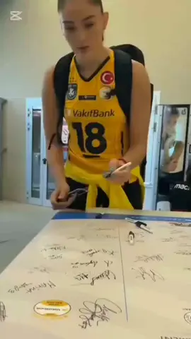 #creatorsearchinsights #volleyball #news #zehragunes #viral @cznburak @charli d’amelio 