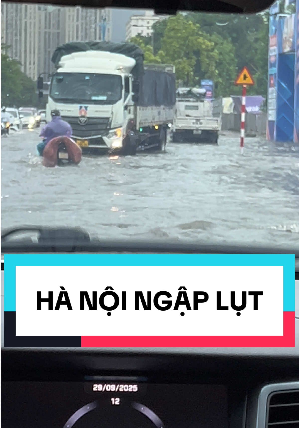 Hà nội:Đi xe mà cứ ngỡ đang đi thuyền  #hanoi #mua #vietnam #homnay #tintuc 