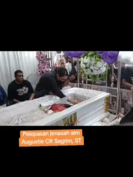 Rangkaian acara pelepasan jenasah yang diikuti pemakaman alm Augustie CR Sagrim, ST diiringi isak tangis, duka cita  mendalam dari keluarga, kerabat, sahabat khususnya anak2 kompleks HBM, keluarga Safcom dan segenap handai taulan. Pemakaman jenasah alm di depan rumah duka, Senin (29/9/2025) dihadiri Gubernur Papua Barat Daya Elisa Kambu beserta istri, Bupati Maybrat, Karel Murafer, Ketua MRP Alfons Kambu, mantan Wali Kota Sorong, Drs Ec Lambert Jitmau,MM dan istri serta sejumlah pejabat lainnya. ribuan masyarakat hadir dalam acara pelepasan jenasah. Kawasan rumah duka di HBM full dengan orang-orang yang duduk di bawa tenda.  Almarhum yang lahir di Ayamaru 4 Agustus 1983  telah banyak berbuat  untuk masyarakat khususnya anak-anak muda pecinta sepak bola yang tergabung dalam Safcom Cup. Selamat jalan alm Augustie Sagrim..tetangga disisiNya. (**) #Sorong #PapuaBaratDaya #semuaorang