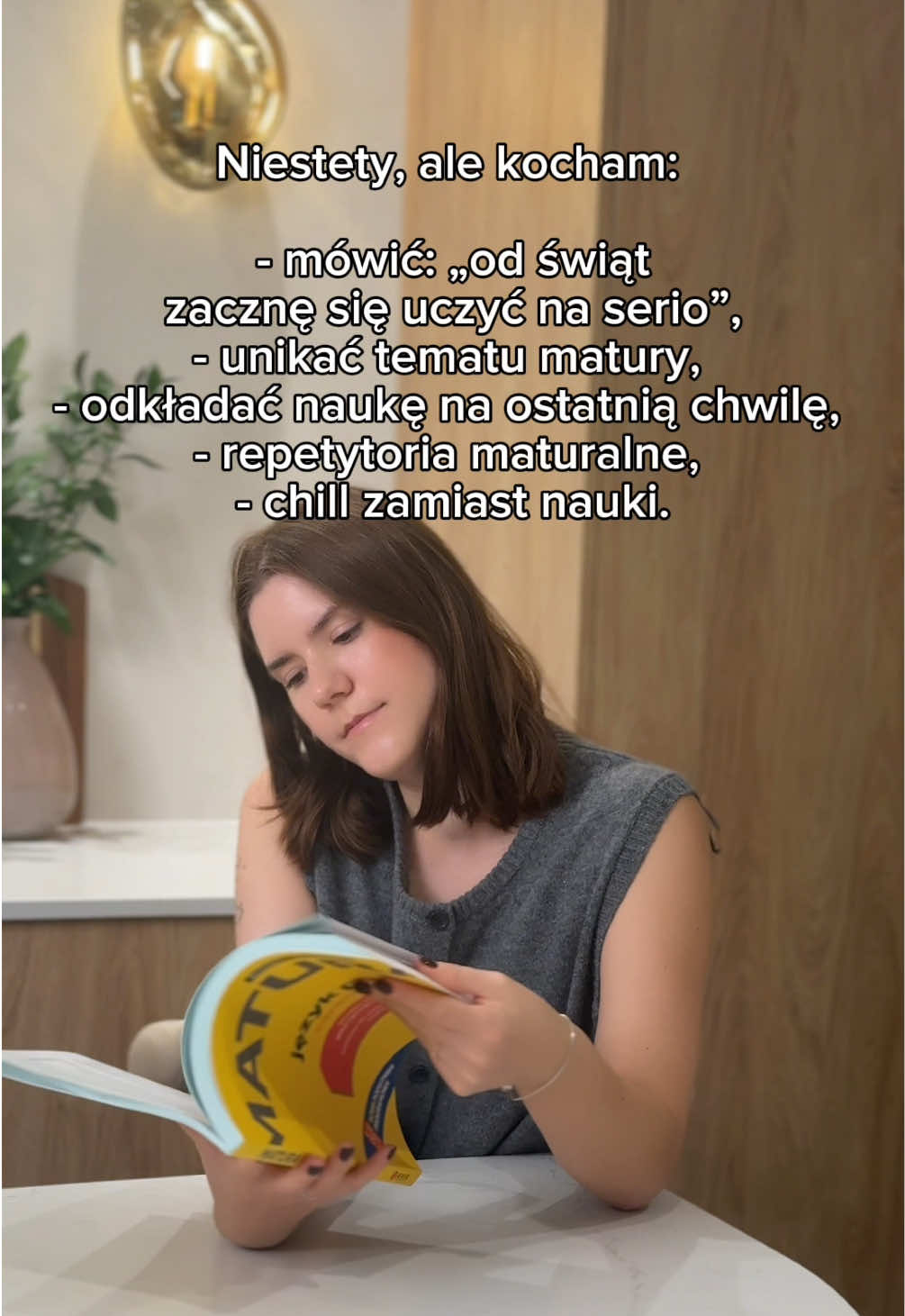 No dobra, 🔔 szczerość level max! 🔔 ❌ A: Pełna spinka! Lecę z repetytoriami GREG i mam plan na każdy tydzień! ❌ B: Na luzie. Poczekam do października, ale już mam odłożone książki na biurku. ❌ C: 🤦‍♀️ Matura? Myślałem, że to tylko takie straszaki. Liczę na szczęście. Piszcie w kom, co u Was! 🚀