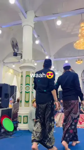 kakak adik termantul 😍 acara gambus di khanzus  setelah selesai acara maulid Akbar siang...malam nya gambus  #habibzidanbinhaidarbinyahya  #habibanisbinhaidarbinyahya  #gambus  #gambusarabic 