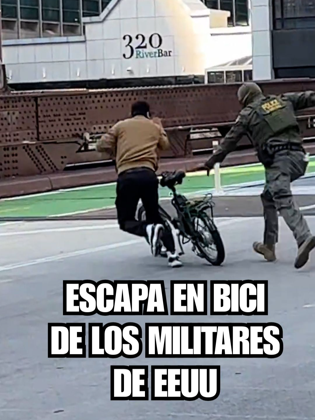 Un repartidor de comida protesta contra la presencia de militares en Chicago desplegados por Trump para luchar contra la inmigración y cuando estos le persiguen para detenerle logra escapar en su bicicleta. #chicago #trump