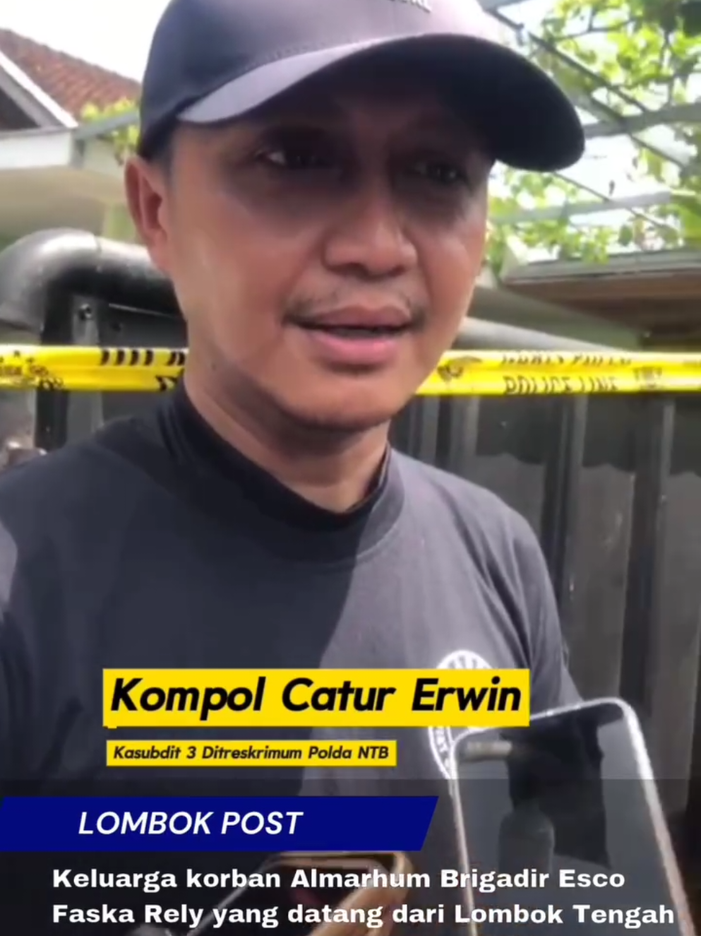 Keluarga korban Almarhum Brigadir Esco Faska Rely yang datang dari Lombok Tengah merasa kecewa rekonstruksi di TKP penemuan mayat dilakukan pemeran pengganti. Keluarga yang datang melihat rekonstruksi sejak pagi pukul 09.00 Wita tak kuasa menahan kekecewaan lantaran rekonstruksi di TKP penemuan mayat di dekat bukit belakang rumah almarhum Brigadir Esco akan dilakukan pemeran pengganti. Tersangka Brigadir Rizka Sintiyani kembali ke rumah tahanan Polda NTB setelah olah TKP di rumahnya. Dia menolak olah TKP di lokasi penemuan mayat karena merasa tidak pernah ke lokasi tersebut. Sehingga olah TKP terpaksa dilakukan pemeran pengganti.  #lombokpost #lombok 