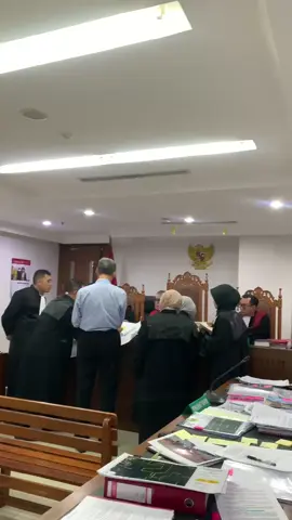 Sidang di Pengadilan Negeri Jakarta Pusat bersama Prof OC Kaligis.  Walaupun sudah atensi Presiden, masih aja praktek illegal mining marak di republik ini… 