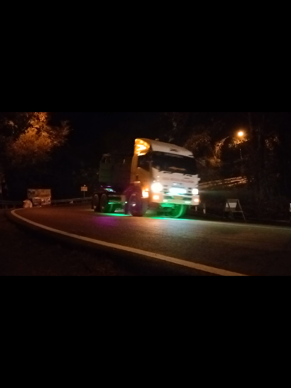 Duet malam armada JME dan JMJ melintas di tikungan bokong semar salah satu tikungan iconiq lintas gunungkidul.#supirtruck #fyp #berandafypシ #jogjaistimewa #gunungkidul 