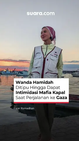 Kabar kurang baik kembali datang dari Wanda Hamidah yang ikut perjalanan aksi kemanusiaan ke Gaza. Kali ini, Wanda Hamidah mengaku, dirinya dan tim mendapat intimidasi dari warga lokal atau mafia saat di pelabuhan Portopalo, Sisilia Italia. “Hari ke-14 ini kami mulai mengalami intimidasi dari warga, boleh dibilang warga lokal atau mafia di sekitar pelabuhan Portopalo,” kata Wanda dalam video unggahnnya. Wanda mengaku sejumlah mafia kerap meminta dirinya dan tim untuk meninggalkan kapalnya itu. Bahkan, kapten-kapten kapal juga diduga bagian dari mafia karena pada kabur setelah mendapat bayaran. “Banyak yang kabur, melarikan diri ketika mereka sudah menerima uang untuk berlayar membawa kami ke Gaza,” jelasnya. Meski demikian, Wanda menegaskan tidak akan meninggalkan kapalnya itu. Ia dan tim akan berusaha mempertahankan kapal dan bisa sampai ke Gaza. #WandaHamidah #AksiKemanusiaan #Gaza #Italia #Portopalo #MafiaKapal #Selebriti