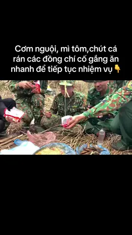 🇻🇳 BỮA ĂN MÌ TÔM VỘI VÀNG CỦA CÁC CHIẾN SĨ CỨU TRỢ VÙNG LŨ  Bữa ăn mỳ tôm nhanh gọn nhẹ của các chiến sĩ rồi lại lên đường hỗ trợ bà con vùng lũ.  Đi đủ, về đủ nhé. Chúc tất cả đều bình an!