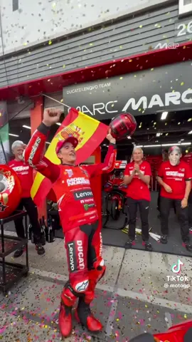 Akhirnya baby alien kembali !!!! Kamu keren bangetttt !!!!🥰🥰🥰 terakhir ketemu di Honda nunggu pulih cidera dan kini kembali juara dengan tim baru !!😍#marcmarquez93 #juaragp #motogpindonesia #motogp #marcmarquez #marquezjuara