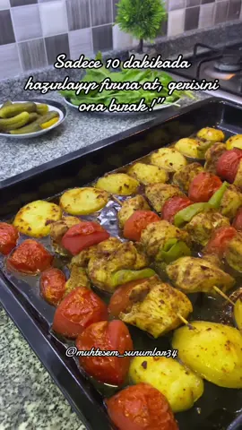 Fırında Şiş Tavuk: Lokum Gibi, Mis Gibi!” Fırında Şiş Tavuk ve Patates Tarifi Malzemeler 	•	500 gr tavuk göğsü 	•	2 adet köy biberi veya kapya biber 	•	3 adet küçük domates (büyükse 1–2 yeterli) 	•	2–3 adet patates 	•	1 tatlı kaşığı pul biber 	•	1 tatlı kaşığı toz biber 	•	1 tatlı kaşığı tavuk baharatı (isteğe bağlı) 	•	1 tatlı kaşığı karışık baharat 	•	Yarım çay bardağı zeytinyağı 	•	Tuz ⸻ Hazırlık 	1.	Patatesleri hazırla: 	•	Patatesleri yuvarlak halka şeklinde doğra. 	•	Bir kaba alıp üzerine biraz zeytinyağı, 1’er çay kaşığı pul biber, toz biber ve tuz ekle. 	•	Karıştırıp fırın tepsisine düzgünce diz. 	2.	Tavuğu hazırla: 	•	Tavuk göğsünü iri küpler halinde doğra. 	•	Üzerine zeytinyağı, pul biber, toz biber, tavuk baharatı, karışık baharat ve tuz ekleyip güzelce harmanla. 	3.	Şişleri hazırla: 	•	Domatesleri dilimle. 	•	Biberleri iri parçalar halinde doğra. 	•	Şişlere sırayla tavuk, domates ve biber olacak şekilde diz. 	4.	Birleştirme: 	•	Patateslerin üzerine hazırladığın şişleri yerleştir. ⸻ Pişirme 	•	Önceden ısıtılmış 200°C fırında, tavuklar ve patatesler iyice pişip kızarana kadar (yaklaşık 35–45 dakika) pişir. ⸻ Servis 	•	Yanında yoğurt veya ayranla sıcak servis edebilirsin. #tavukşiş #keşfetbeniöneçıkar #reelsviral #pratiktarifler 