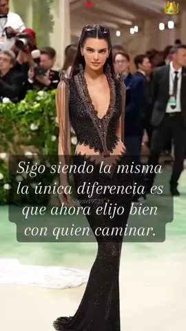 Sigo siendo la mismo la única diferencia es que ahora elijo bien con quien caminar. #frases_de_todo #tiktokviralvideos #parati❤️ #actitudpositiva #frases 
