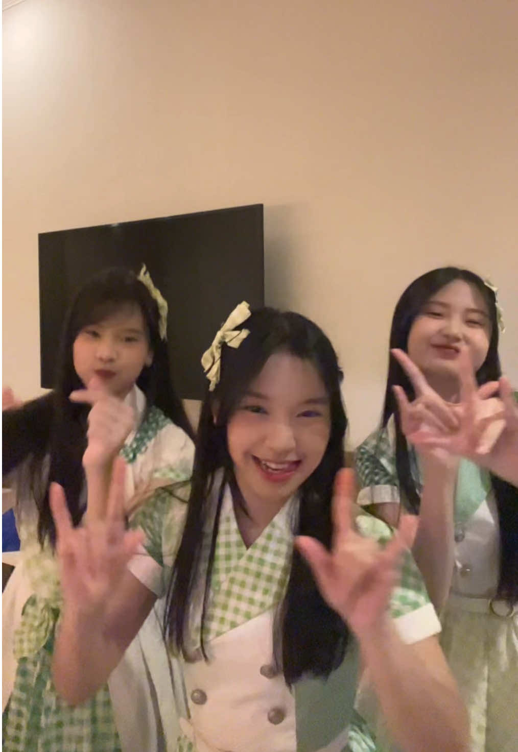 cinta ka tidak?! 💚 @Giaa Sopia @jkt48.mikaela 
