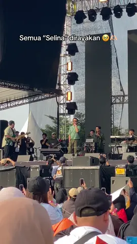 Lebih candu versi aslinya, versi Selina atau versi 9 Naga guys? 😭🤣 #rizkyfebian #alamak #lagulaguanfest #konsermusik #fyp 