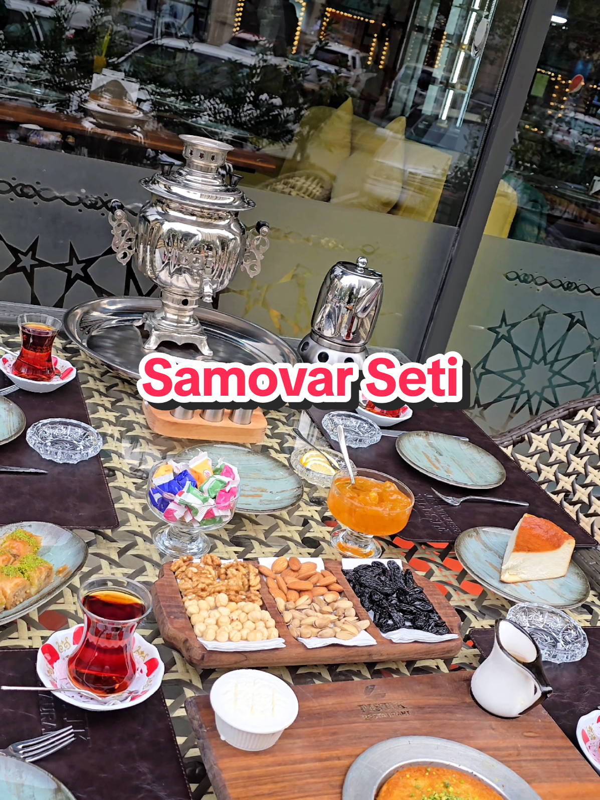 Belə süfrə ətrafında söhbətlər də, xatirələr də daha şirin olur💛 🍵 Çay süfrəsinin ən gözəl anlarını sizinlə bölüşürəm. Bəzən düşünürəm ki, necə olub ki, indiyə qədər sizə heç çay seti paylaşmamışam? Amma bu dəfə tam fərqli bir masa qarşınızda – samovar çayı, mürəbbələr, quru yemişlər və dadlı şirniyyatlarla dolu zəngin çay seti. ☕✨ . . . #teatime #desserts #LoveIsLove  #foodblogger  #creatorsearchinsights 