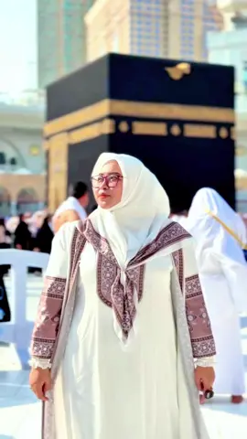 Ajaibnya disini kita hidup di dunia Tapi bisa berhenti sejenak Memikirkan Dunia ✨ #baitullah #Mekkahmadinah #mekkahalmukarramah #saudiarabia #umroh2025 