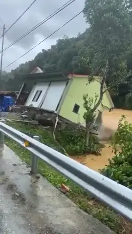 Thương: Ngôi nhà 1 hộ dân ở Tương Dương cũ, Nghệ An vừa xây xong, nợ nần chưa trả hết đã theo sông về với biển #nghean #ngheannews 