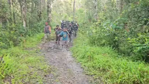 Bertemu bagai saudara yang disambut hangat oleh masyarakat setempat,kelak kami bisa jadi berkat bagi mereka yang dipelosok timur.  #tentaranasionalindonesia  #fyppppppppppppppppppppppp 