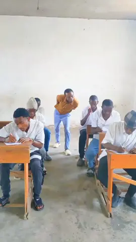 La tricherie😂#l'ecole#situationdrole #comedyvideo #examen #pourtoipage 