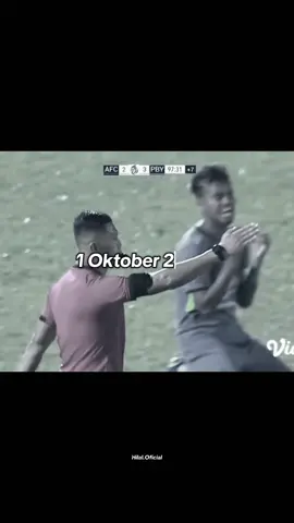 Tragedi Kanjuruhan yang terjadi pada Sabtu, 1 Oktober 2022, merupakan peristiwa kelam dalam sejarah sepak bola Indonesia. Tragedi ini pecah setelah pertandingan Liga 1 antara Arema FC dan Persebaya Surabaya di Stadion Kanjuruhan, Malang, yang dimenangkan oleh Persebaya dengan skor 2-3.  Berikut adalah kronologi dan penyebab utama tragedi tersebut: -  Kekalahan Arema FC: Hasil pertandingan yang tidak memuaskan bagi tuan rumah, yaitu kekalahan dari rivalnya, Persebaya Surabaya, menjadi pemicu awal kekecewaan suporter Arema, atau yang dikenal sebagai Aremania. - Penonton turun ke lapangan: Setelah peluit panjang, ribuan suporter yang kecewa merangsek masuk ke lapangan untuk melampiaskan emosi mereka. - Tindakan represif aparat: Untuk mengendalikan kerusuhan, aparat keamanan menembakkan gas air mata, termasuk ke arah tribun penonton. Tindakan ini melanggar aturan FIFA yang melarang penggunaan gas air mata di dalam stadion. - Kepanikan dan desakan massa: Penembakan gas air mata menciptakan kepanikan massal, membuat penonton berebut keluar melalui pintu-pintu stadion. - Kondisi pintu keluar: Banyak pintu stadion yang terkunci atau hanya terbuka sebagian, sehingga penonton tidak bisa keluar dengan cepat. - Asfiksia dan terinjak-injak: Kombinasi gas air mata, kepanikan, dan pintu keluar yang sempit menyebabkan penonton berdesakan, sesak napas, dan terinjak-injak. - Jumlah korban: Tragedi ini menewaskan sedikitnya 135 orang dan melukai ratusan lainnya.  - - - Tragedi ini menjadi salah satu bencana sepak bola paling mematikan di dunia dan menyisakan duka mendalam bagi keluarga korban serta seluruh pencinta sepak bola di Indonesia.  #fyp #kanjuruhan #arema #persebaya #hilaloficial 