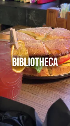 📕Новий ресторан у Дніпрі де є величезний піца-бургер!  Адреса: вул.Виконкомівська, 11 (Центр)  Інст: bibliotheca. dp Хто вже був? Як вам ?