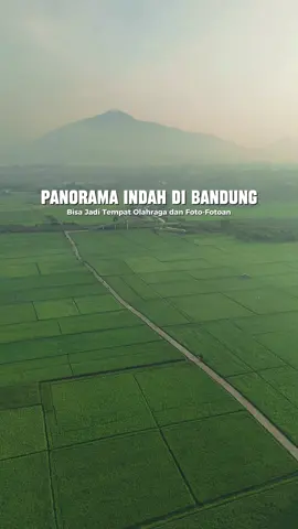 Gak nyangka bisa ke tempat se unreal ini, persawahan yang mebentang luas dengan view gunung yang gak kalah cantik. Di tengah jalan ke desa yang bisa kalian manfaatin buat jogging, sepedahan atau foto-foto cantik. Jadi kapan kesini bareng bestie kalian? 📍  Rancaekek, Rancabereum, Kab. Bandung #explore #exploreindonesia #explorebandung 