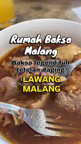 Lagi main ke Lawang? Jangan lupa mampir ke Rumah Bakso Lawang 🍜🔥 Baksonya jumbo, kuahnya gurih, cocok banget dinikmati di udara sejuk Lawang 🌬️ Buat yang dari luar kota atau singgah di stasiun Lawang 🚂, tenang aja… ada Hotel RedDoorz dekat Stasiun Lawang yang nyaman, bersih, dan ramah di kantong. 🏨✨ 📍 Kuliner enak ✅ 📍 Penginapan strategis ✅ Fix, paket komplit kalau liburan atau sekadar mampir ke Lawang! @RedDoorz Indonesia  #RedDoorz#RedDoorzid#RedTravelers#Staycat10nline#BukaSemuaPintu