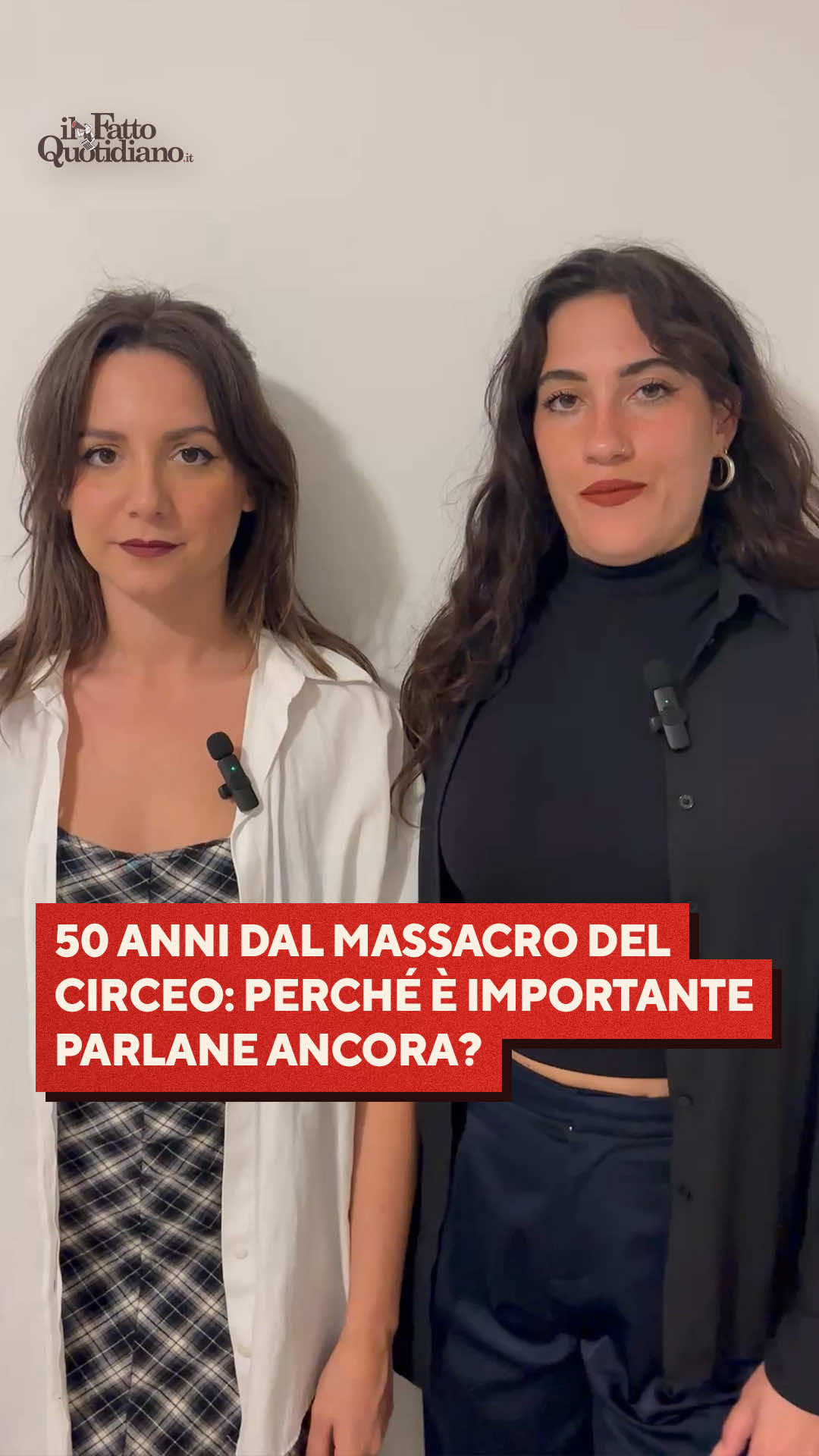 Sono passati 50 anni esatti dalla sera del 29 settembre 1975, quando tre ragazzi della Roma bene sequestrarono, seviziarono e violentarono Donatella Colasanti, 17 anni, e Rosaria Lopez, 19, in una villa a San Felice Circeo, fino a causare la morte di quest’ultima.  Donatella Colasanti si salverà solo fingendosi morta: l’immagine che la ritrae uscire dal bagagliaio della Fiat 127 in cui era stata lasciata, mentre i suoi aguzzini andavano beatamente a cena e poi si perdevano in una rissa, è un tassello lugubre e simbolico della storia di questo Paese.  Una vicenda passata alla storia con una definizione che oggi pare quasi riduttivo – il Massacro del Circeo – e che spesso è diventata oggetto di narrazioni figlie del loro tempo: racconti che indagano la mente dei carnefici, ma che non mettono mai al centro le vittime. “A nudo. Il massacro del Circeo“, un podcast realizzato da Emons Record in media partnership con Il Fatto Quotidiano, da Angela di Berardino e Giulia Mariani, prova a cambiare questa prospettiva nel ripercorrere quelle ore e gli sviluppi successivi, con uno sguardo critico nei confronti di una mentalità che negli anni 70 – e in parte ancora oggi – accomunava una buona parte della popolazione. Il podcast sarà presentato dalle autrici con la giornalista Nicoletta Labarile il 1 ottobre, alle 20.15, allo Sparwasser a Roma. Potete ascoltare tutte le puntate del podcast su Spotify.  #ilfattoquotidiano 
