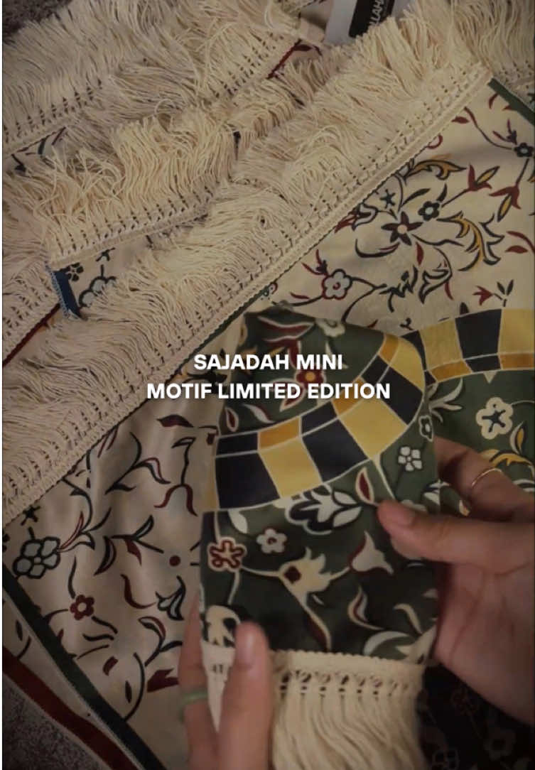 Sholat di masjid nyaman, tapi kadang sajadahnya bikin khawatir. Debu dan kotor bisa bikin flu kalo lagi sensitif. Solusinya? Bawa sajadah mini motif raudhah sendiri, praktis banget. #sajadah #sajadahmini #sholat #nabawi 