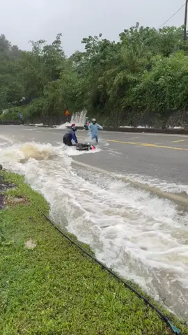#rain  đoạn gần trợ phú cường lúc này #hot #trend  xe Máy đi lại rất nguy Hiểm, mấy Xe Đã Bị ngã