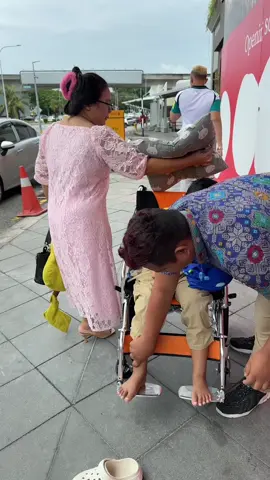 Sebelum Operasi kita bawa EL cari angin dulu.. Biar dia gak rasa tekanan dan bosa hanya terbaring dikamar.. Namanya anak2 pasti pengen main2 dan lihat suasana luar.. Pertamakali El minum sup Mushroom enak katanya 😍 #fyp #cancersurvivor 