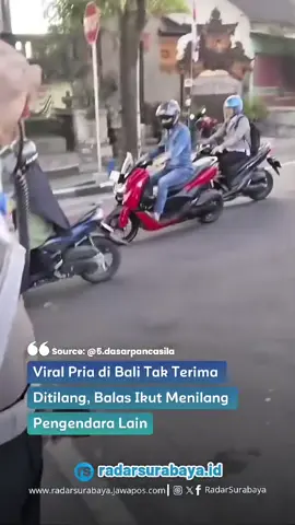 Viral Pria di Bali Tak Terima Ditilang, Balas Ikut Menilang Pengendara Lain Seorang pria di Bali mendadak viral setelah mengunggah momen dirinya ditilang polisi lalu lintas. Ia mengaku tidak terima karena kunci motornya ditahan petugas saat pemeriksaan. Pria tersebut kemudian mempertanyakan dasar hukum tindakan polisi yang menilangnya. Tak puas dengan jawaban, ia justru meniru tindakan petugas dengan ikut menilang pengendara lain yang dianggap melanggar aturan. Aksi unik itu sontak menuai perhatian warganet dan menjadi perbincangan hangat di media sosial. #radarsurabaya #jawapos #viral #fyp 