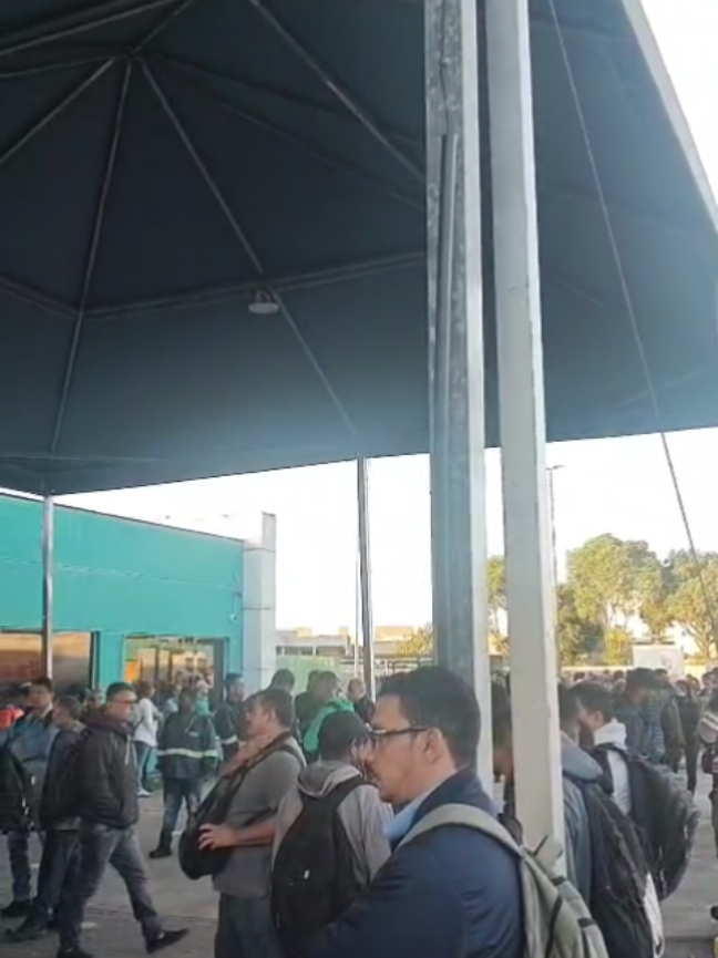 Portaria de acesso à Vale em Jardim Camburi, Vitória, e Carapina, Serra, FECHADAS em mais um dia de protesto. Funcionários com salários atrasados, rescisões ainda sem pagamento, entre outros.