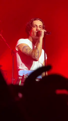 promise he was looking at me #damianodavid 