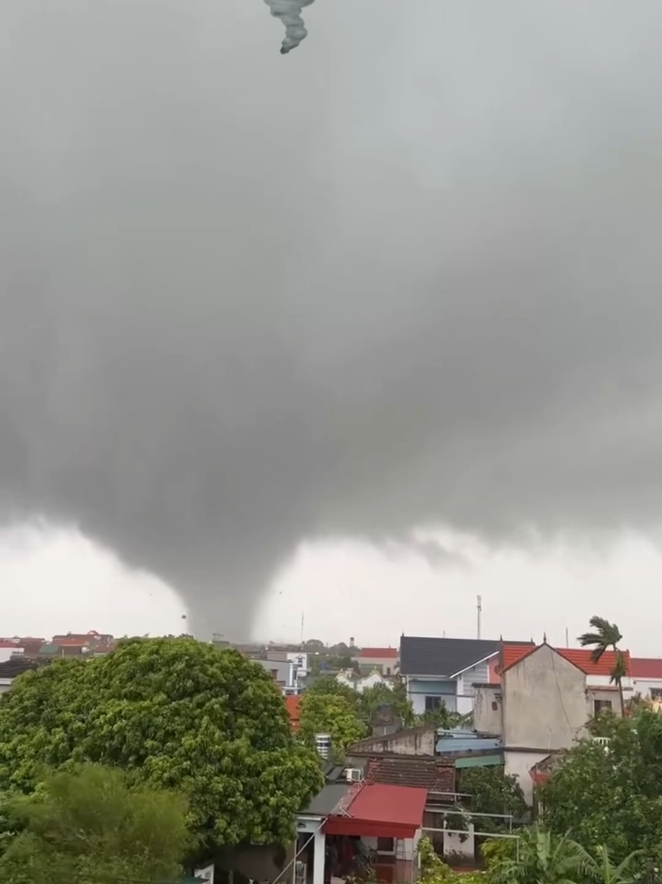 Tornado menghancurkan ninh binh di Vietnam 🇻🇳 m3n3waskan enam orang dan menimbulkan kerusakan luas. Badai melanda saat fajar merobohkan rumah, pohon dan kabel listrik dalam hitungan kurang dari 10 menit. Tornado devastates Ninh Binh, leaves six dead and widespread ruin. A sudden storm ripped through Ninh Binh at dawn, toppling homes, trees, and power lines in less than 10 minutes. #tornado #ninhbinh #vietnam #fyp #typhoon 