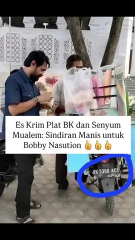 Es Krim Plat BK dan Senyum Mualem: Sindiran Manis untuk Bobby Nasution Suasana Ahad siang di sebuah masjid di Banda Aceh berlangsung khusyuk. Usai menunaikan shalat, Gubernur Aceh Muzakir Manaf atau yang akrab disapa Mualem, keluar dari serambi masjid. Di halaman, tampak seorang pedagang es krim sederhana dengan motor berplat BK (Sumatera Utara) menjajakan dagangannya.   Tanpa basa-basi, Muallem mendekat. Bukannya menyinggung soal plat nomor, ia malah memesan es krim dengan senyum ramah. Tak ada tanya soal pajak, tak ada teguran tentang kendaraan. Yang ada hanya obrolan ringan soal rasa es krim di tengah teriknya siang Banda Aceh.   Momen sederhana itu diabadikan warga dan segera viral di media sosial. Banyak yang mengaku awalnya menduga Muallem akan menegur pedagang karena kendaraan berplat BK. Namun dugaan itu terbantahkan. “Beliau cuma tanya soal es krim, bukan soal plat. Padahal pajaknya jelas mengalir ke Medan,” tulis seorang warganet disertai emoji tawa.   Gaya santai Muallem ini kontras dengan langkah Gubernur Sumatera Utara, Bobby Nasution, yang sempat menggulirkan wacana razia kendaraan berplat BL di Medan. Pernyataan Bobby menuai kritik karena dinilai berlebihan dan menimbulkan kesan arogan.   Sikap Muallem yang memilih menyejukkan publik lewat momen kecil ini seolah menjadi sindiran manis. Di Aceh sendiri, kendaraan berplat BK sudah sejak lama hilir mudik, bahkan banyak yang mencari nafkah tanpa pernah diganggu. Potret penjual es krim itu hanya salah satu bukti bahwa toleransi warga Aceh sudah berlangsung nyata. (Indojayanews.com)