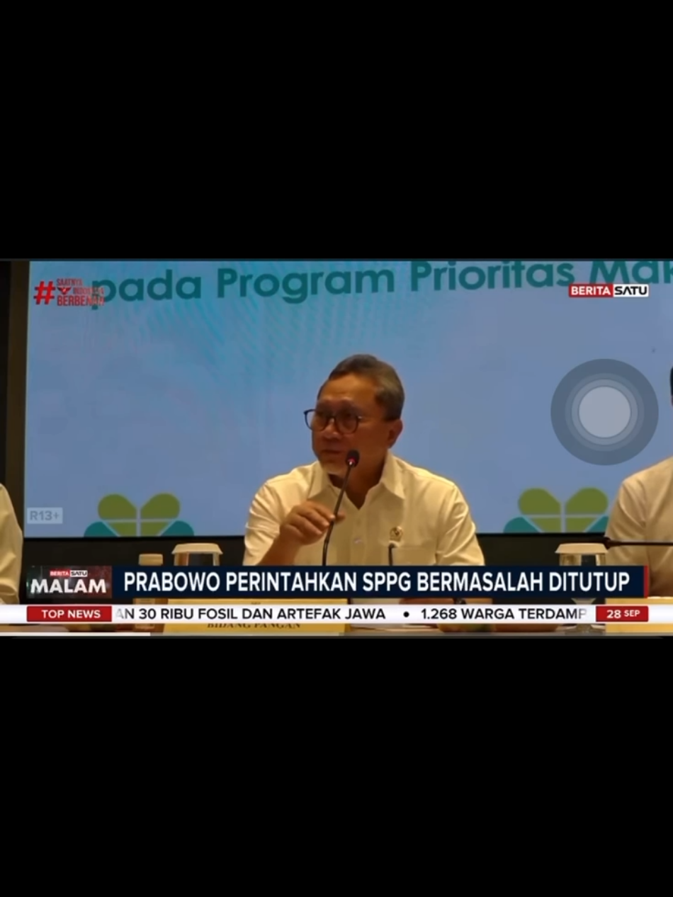 Presiden Prabowo Subianto secara resmi menginstruksikan penutupan sementara Satuan Pelayanan Pemenuhan Gizi (SPPG) dalam program nasional Makan Bergizi Gratis (MBG). Keputusan ini diambil setelah ditemukannya sejumlah persoalan yang perlu segera dievaluasi demi menjaga keamanan pangan dan kesehatan masyarakat. Dalam konferensi pers penanggulangan KLB terkait program prioritas MBG di Kementerian Kesehatan, Menteri Koordinator Bidang Pangan, Zulkifli Hasan (Zulhas), menegaskan evaluasi dilakukan untuk memastikan kedisiplinan serta kualitas juru masak di setiap SPPG. Pemeriksaan juga difokuskan pada standar sanitasi, kebersihan dapur, serta pengolahan bahan makanan. Fokus perbaikan, jelas Zulhas, meliputi sterilisasi alat makan, pemakaian air berkualitas, hingga pengelolaan limbah. Presiden Prabowo juga menekankan agar seluruh kementerian, lembaga terkait, serta pemangku kepentingan program MBG aktif terlibat dalam proses pembenahan demi menjamin keberlanjutan program strategis nasional ini. #programmbg #presidenprabowo 