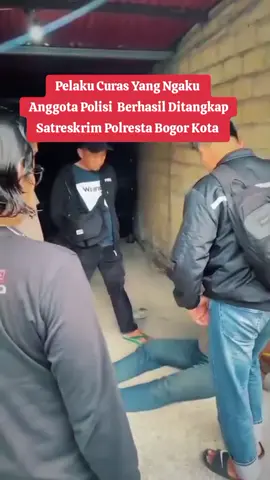 Polresta Bogor Kota berhasil mengungkap kasus perampasan dengan kekerasan bermodus polisi gadungan yang terjadi pada Jumat (19/9/2025) di Jalan Pancasan, Kelurahan Pasir Jaya, Kecamatan Bogor Barat. Dalam kejadian tersebut, dua korban yang tengah beristirahat didatangi dua orang pelaku yang mengaku sebagai anggota kepolisian. Dengan menodongkan senjata api rakitan dan memborgol salah satu korban, pelaku merampas tas berisi ponsel, dompet dengan uang tunai Rp700 ribu, sepatu, helm, serta satu unit sepeda motor Honda Scoopy milik korban. Polisi berhasil mengamankan sejumlah barang bukti, di antaranya satu pucuk senjata api rakitan jenis revolver, lima butir peluru kaliber 38 mm, borgol, dua ponsel milik pelaku, serta sepeda motor dan barang-barang korban. Atas perbuatannya, pelaku dijerat Pasal 365 KUHPidana tentang Pencurian dengan Kekerasan dengan ancaman hukuman 9 hingga 12 tahun penjara. Polresta Bogor Kota mengimbau masyarakat untuk segera melaporkan setiap tindak pidana melalui hot line wa di 085889110110 dn Call Center 110, serta meningkatkan kewaspadaan dan peran aktif dalam menjaga keamanan lingkungan. #polisigadungan #pelakucuras #sateeskrimpolresta #bogorkota #bogorchannel  Doc: @humaspolrestabogor