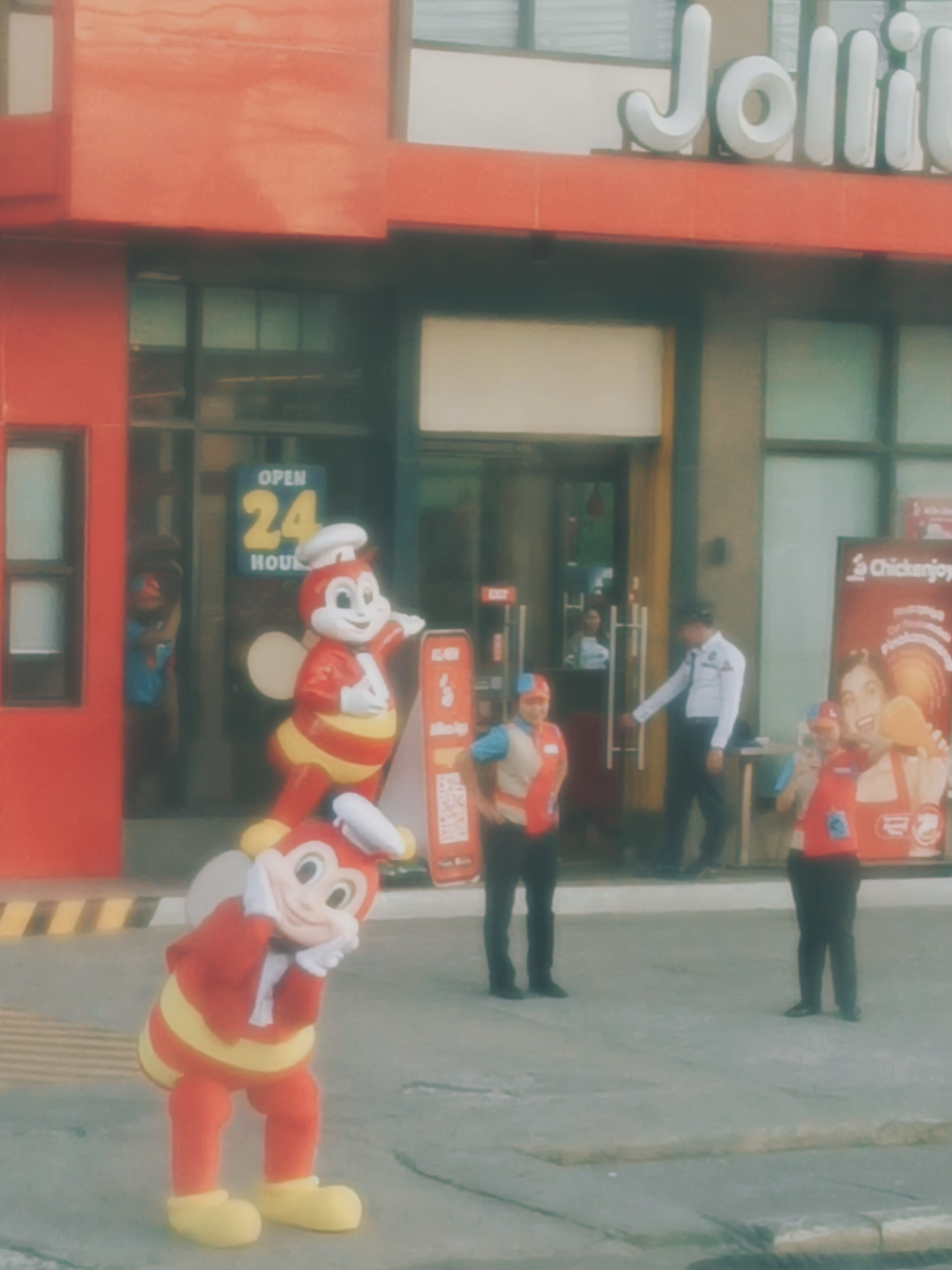 While waiting na mag green light 🚦naa may entertainer sa dalan 🤣 Cutieee jollibee!!! 🥹💖💖  #jollibee #fyp 